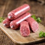 Fleisch, Geflügel und Erzeugnisse daraus  Anfällig für Keime ist rohes Fleisch wie frisches Mett, Tatar und Carpaccio und Rohwürste wie Mettwurst und Teewurst.