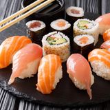 Fisch, Fischerzeugnisse und rohe Meerestiere  Carpaccio, Sashimi, Sushi und Austern sind häufiger kontaminiert als vergleichbare Lebensmittelgruppen. Auch geräucherte und gebeizte Fischerzeugnisse wie Räucherlachs und Graved Lachs sollten mit Vorsicht konsumiert werden, vor allem, wenn man zur Risikogruppe (Immungeschwächte und Schwangere) zählt.