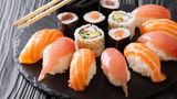 Fisch, Fischerzeugnisse und rohe Meerestiere  Carpaccio, Sashimi, Sushi und Austern sind häufiger kontaminiert als vergleichbare Lebensmittelgruppen. Auch geräucherte und gebeizte Fischerzeugnisse wie Räucherlachs und Graved Lachs sollten mit Vorsicht konsumiert werden, vor allem, wenn man zur Risikogruppe (Immungeschwächte und Schwangere) zählt.