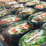 Gemüse, Blattsalate, Kräuter und Obst  Listerien mögen rohe Sprossen und Keimlinge, Obst, Gemüse und frische Kräuter, sowie vorgeschnittene, verpackte Salate. Tipp: Waschen Sie Salate gründlich vor der Zubereitung.