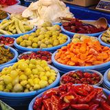 Feinkost, Antipasti und Sandwiches  Offene Gefäße für Feinkostsalate und Antipasti sind gute Brutstätten für Keime. Wer sich vor Listerien schützen will, sollte diese Produkte also besser meiden. Das gilt auch für Sandwiches und belegte Brötchen mit oben genannten Zutaten sowie Pasteten aus Fleisch, Fisch oder pflanzlichen Lebensmitteln.