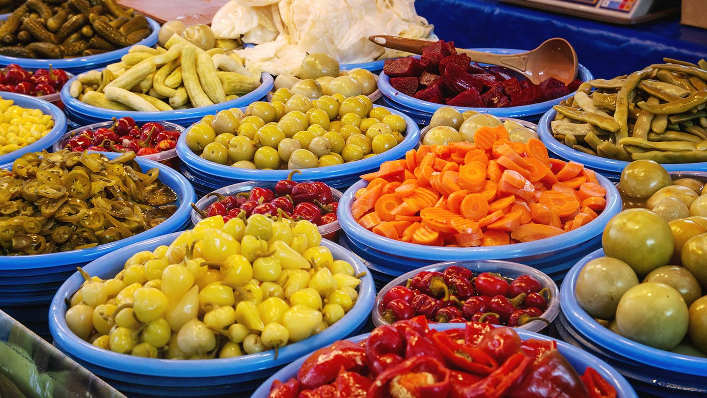 Vorsicht vor diesen Produkten: Feinkost, Antipasti und Sandwiches Offene Gefäße für Feinkostsalate und Antipasti sind gute Brutstätten für Keime. Wer sich vor Listerien schützen will, sollte diese Produkte also besser meiden. Das gilt auch für Sandwiches und belegte Brötchen mit oben genannten Zutaten sowie Pasteten aus Fleisch, Fisch oder pflanzlichen Lebensmitteln. Feinkost, Antipasti und Sandwiches Offene Gefäße für Feinkostsalate und Antipasti sind gute Brutstätten für Keime. Wer sich vor Listerien schützen will, sollte diese Produkte also besser meiden. Das gilt auch für Sandwiches und belegte Brötchen mit oben genannten Zutaten sowie Pasteten aus Fleisch, Fisch oder pflanzlichen Lebensmitteln.