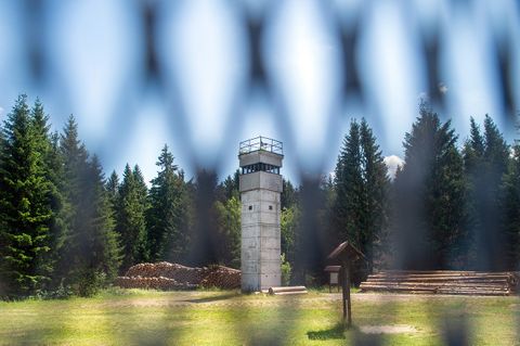 Sachsen-Anhalt, Sorge: Blick durch den alten Grenzzaun auf einen ehemaligen Wachturm im Grenzmuseum