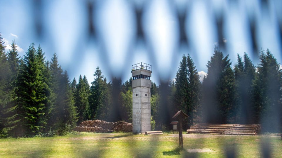 Sachsen-Anhalt, Sorge: Blick durch den alten Grenzzaun auf einen ehemaligen Wachturm im Grenzmuseum