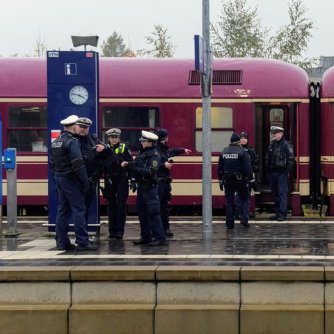 Ermittlungen in einem Partyzug auf dem Bahnhof von Greven