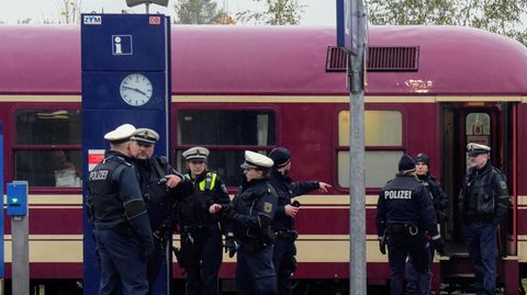 Ermittlungen in einem Partyzug auf dem Bahnhof von Greven