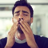Erkältung: Ein Mann niest in die Hand