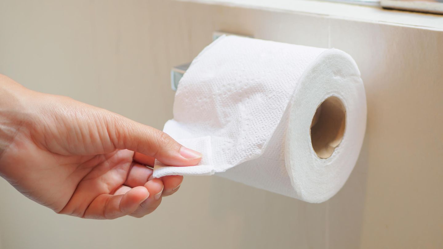 Erkältung: Fünf Fehler, die jeder schon einmal gemacht hat Erkältung: Ein Mann greift zu einer Rolle Klopapier