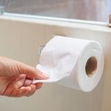 Erkältung: Ein Mann greift zu einer Rolle Klopapier