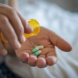 Erkältung: Ein Mann nimmt Medikamente