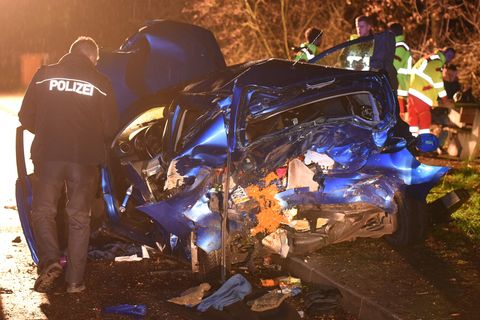 Das Wrack, in dem eine Mutter starb und ein zehnjähriges Kind schwerverletzt wurde