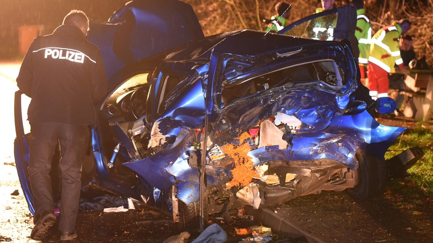 Das Wrack, in dem eine Mutter starb und ein zehnjähriges Kind schwerverletzt wurde