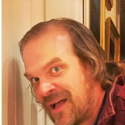 David Harbour spielt die berühmte Szene aus "Shining" nach