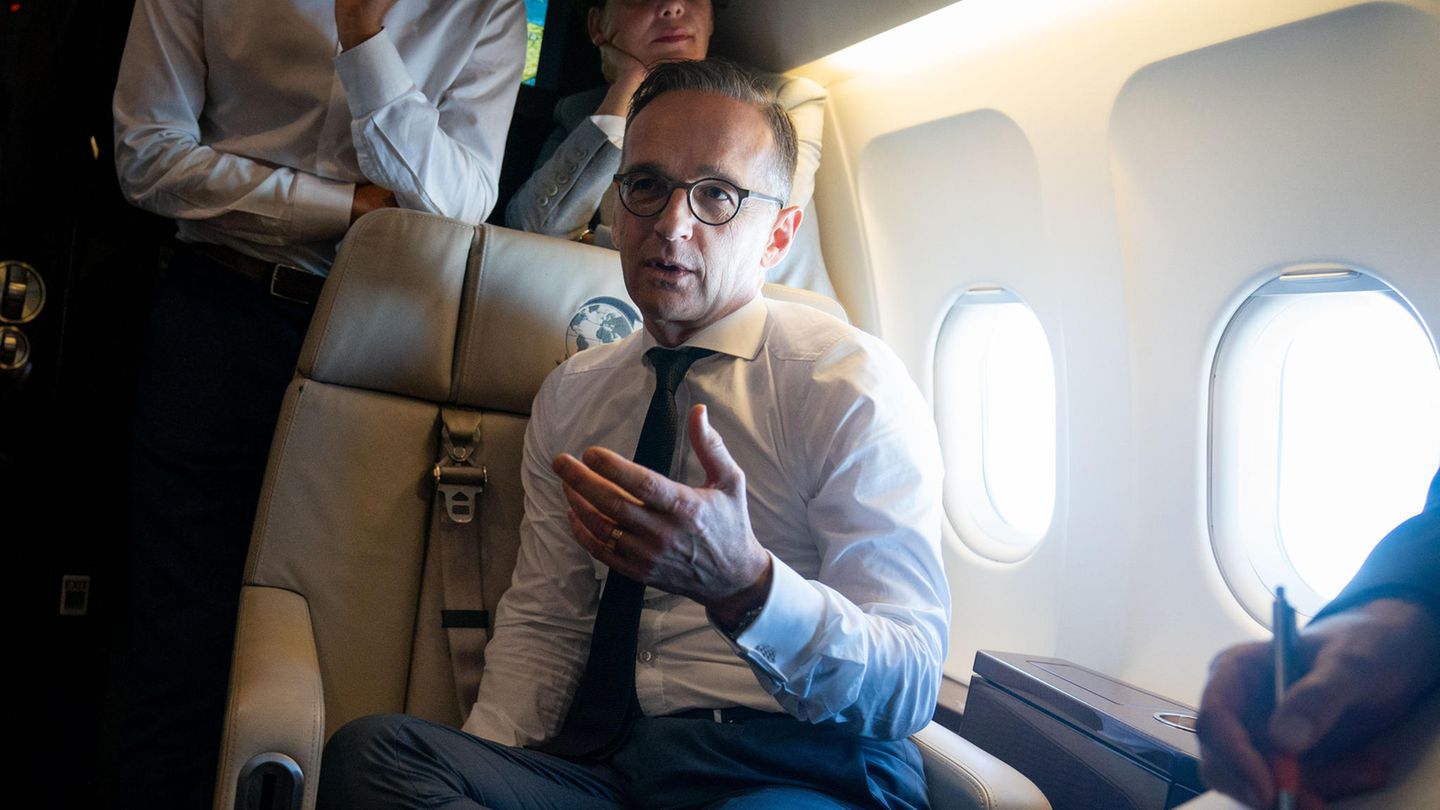 Bundesaußenminister Heiko Maas (SPD) spricht mit Journalisten
