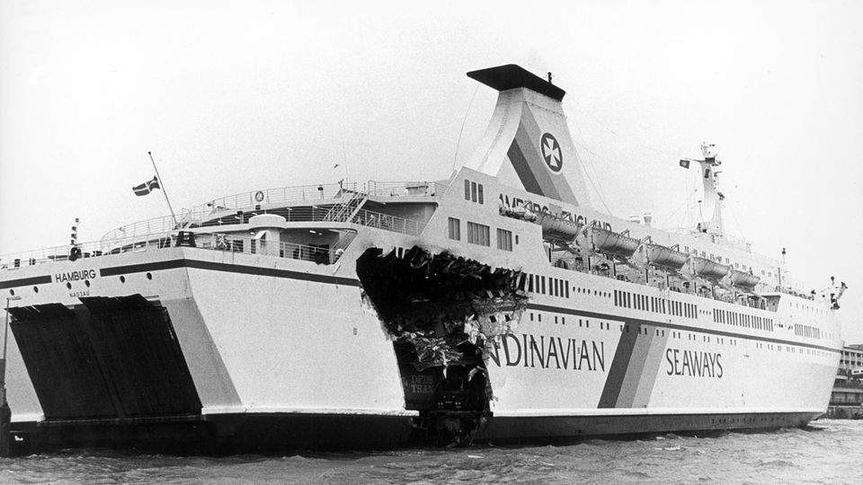 Mit schweren Beschädigungen, aber aus eigener Kraft, erreicht die "Hamburg" am Morgen des 9. November 1989 Bremerhaven