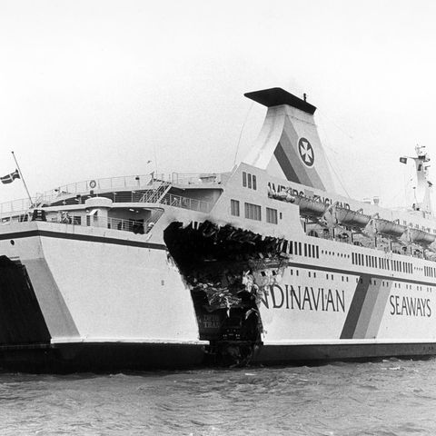 Mit schweren Beschädigungen, aber aus eigener Kraft, erreicht die "Hamburg" am Morgen des 9. November 1989 Bremerhaven