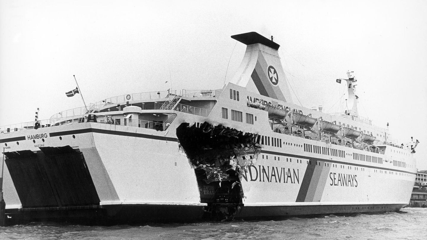 Mit schweren Beschädigungen, aber aus eigener Kraft, erreicht die "Hamburg" am Morgen des 9. November 1989 Bremerhaven