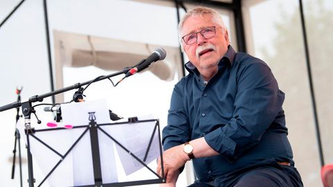 Der Liedermacher Wolf Biermann singt