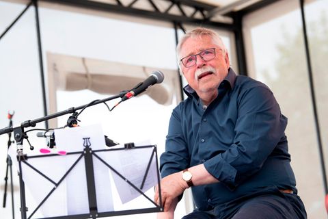 Der Liedermacher Wolf Biermann singt