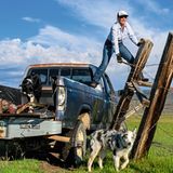 Caitlyn Taussig repariert Zäune