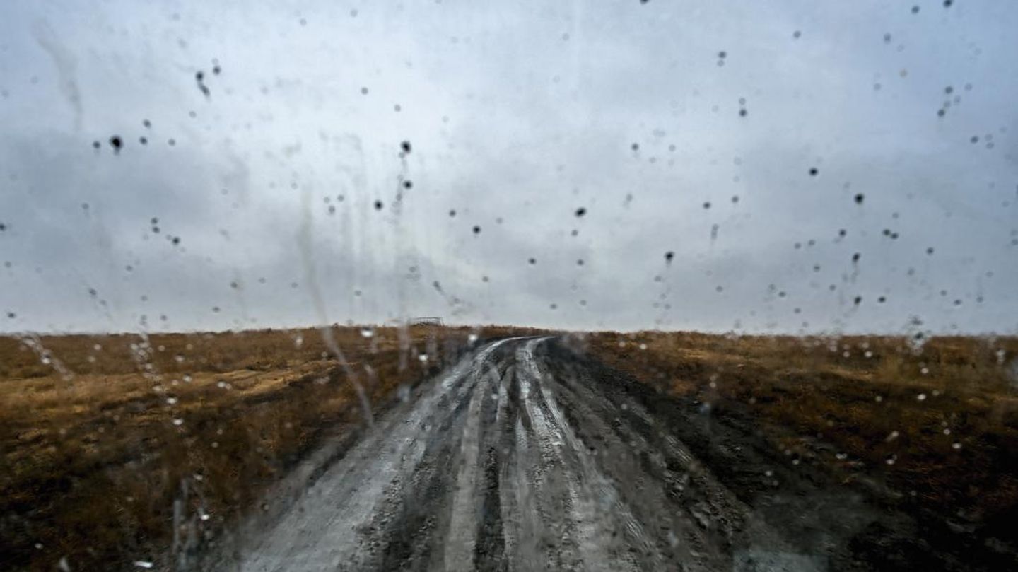 Vom Regen aufgeweichter Boden