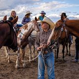 Mehrere Cowboy Girls  mit ihren Pferden