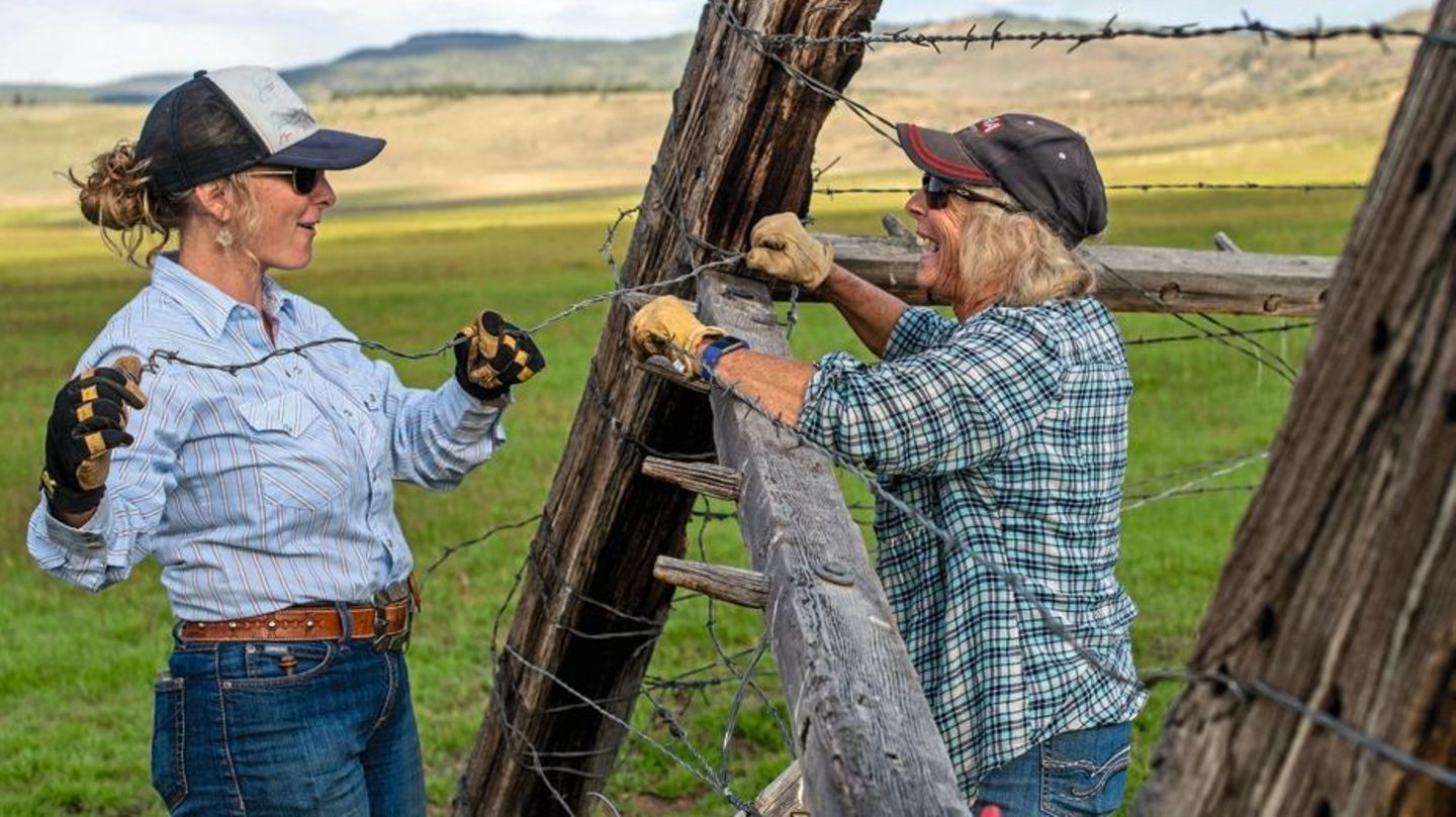 Caitlyn Taussig und ihre Mutter reparieren einen Zaun