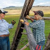 Caitlyn Taussig und ihre Mutter reparieren einen Zaun