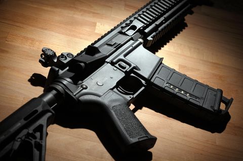 Ein halbautomatisches Gewehr liegt auf einem Holztisch