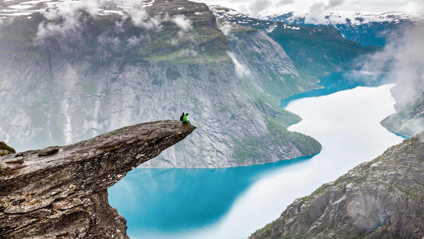 beautiful norwegian landscape with mountains on the the way to trolltunga PUBLICATIONxINxGERxSUIxAUTxONLY Copyright: xperszing1982x Panthermedia13114710 Der Trollzunge genannte Felsvorsprung