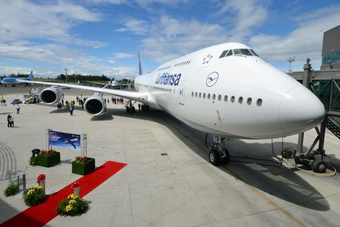 Roter Teppich für die auch "Königin der Lüfte" genannte Boeing 747. Die vierte Generation des Jumbojets nennt sich 747-8. Einziger Kunde der jüngsten Passagierversion ist im Moment Lufthansa.
