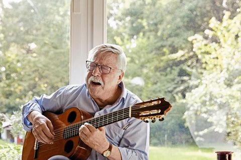 Wolf Biermann mit Gitarre in der Hand