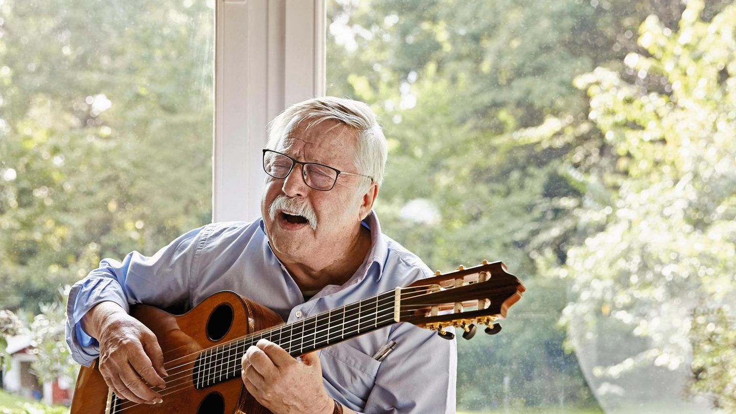 Wolf Biermann mit Gitarre in der Hand