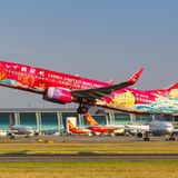 Diese knallrote Boeing 737-800 des Billigfliegers China United Airlines mit der Sonderbemalung "Fantasy Ocean Rizhao" und der Kennung B-5470 startet gerade auf dem Flughafen Guangzhou.