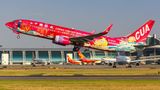 Diese knallrote Boeing 737-800 des Billigfliegers China United Airlines mit der Sonderbemalung "Fantasy Ocean Rizhao" und der Kennung B-5470 startet gerade auf dem Flughafen Guangzhou.