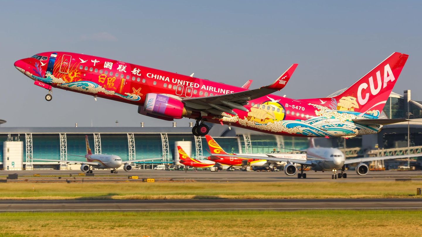 Diese knallrote Boeing 737-800 des Billigfliegers China United Airlines mit der Sonderbemalung "Fantasy Ocean Rizhao" und der Kennung B-5470 startet gerade auf dem Flughafen Guangzhou.