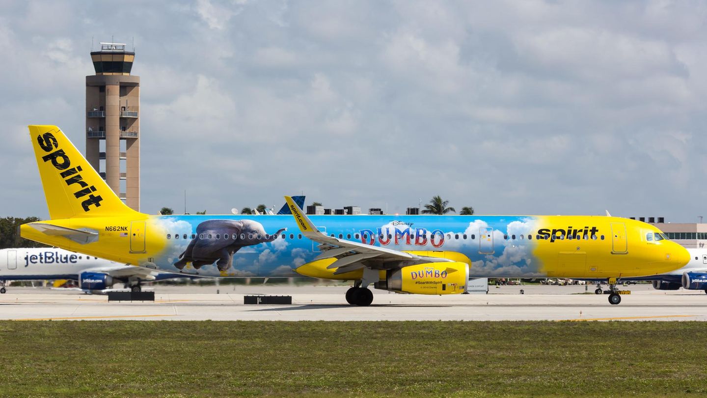Beim US-Billigflieger Spirit hebt der fliegende Elefant Dumbo aus dem Fantasy-Film von Walt Disney Pictures täglich ab - auf dem Rumpf eines Airbus A321.