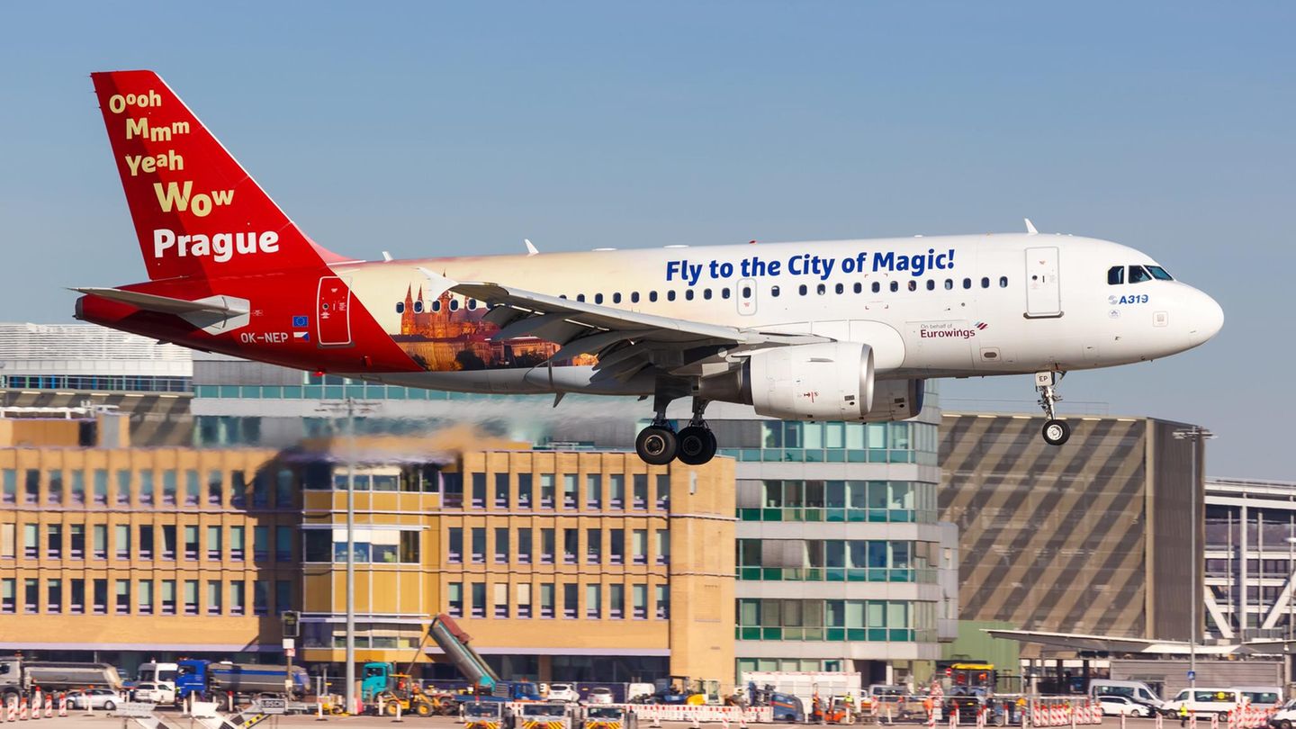 Einige Jets von CSA Czech Airlines fliegen im Auftrag von Eurowings - und machen Reklame für einen Prag-Besuch, wie dieser Airbus A319.