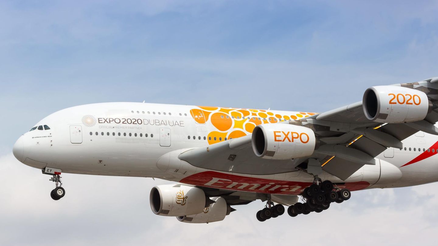 Im Jahr 2020 wird die Expo in Dubai stattfinden. Als fliegender Botschafter für die Weltausstellung sind bereits mehrere Großraumflugzeuge von Emirates mit einer Sonderbeklebung wie dieser Airbus A380 weltweit unterwegs.