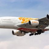 Im Jahr 2020 wird die Expo in Dubai stattfinden. Als fliegender Botschafter für die Weltausstellung sind bereits mehrere Großraumflugzeuge von Emirates mit einer Sonderbeklebung wie dieser Airbus A380 weltweit unterwegs.