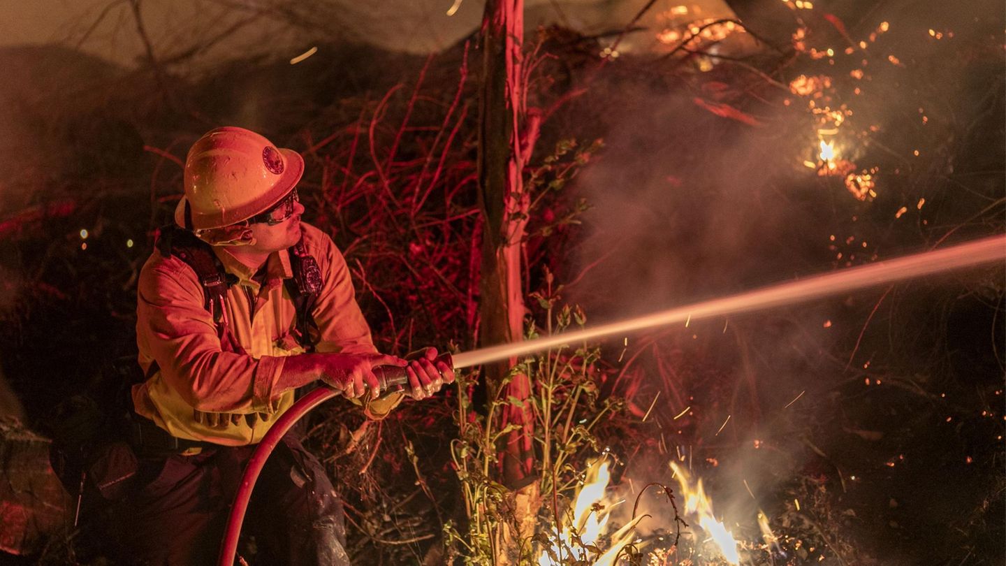 Feuerwehrmann bekämpft das Maria Fire in Kalifornien