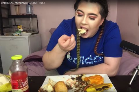Charna filmt sich beim Essen eines Mukbang