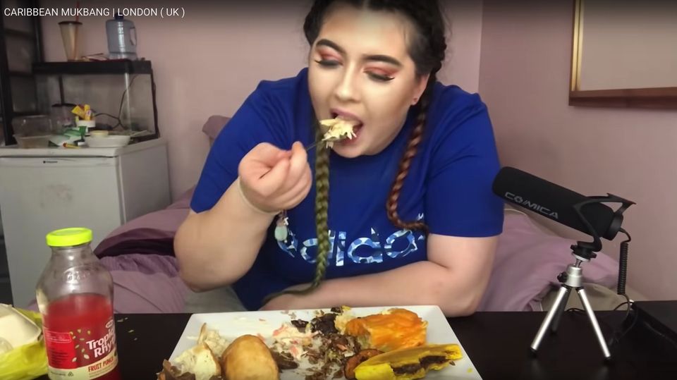 Charna filmt sich beim Essen eines Mukbang