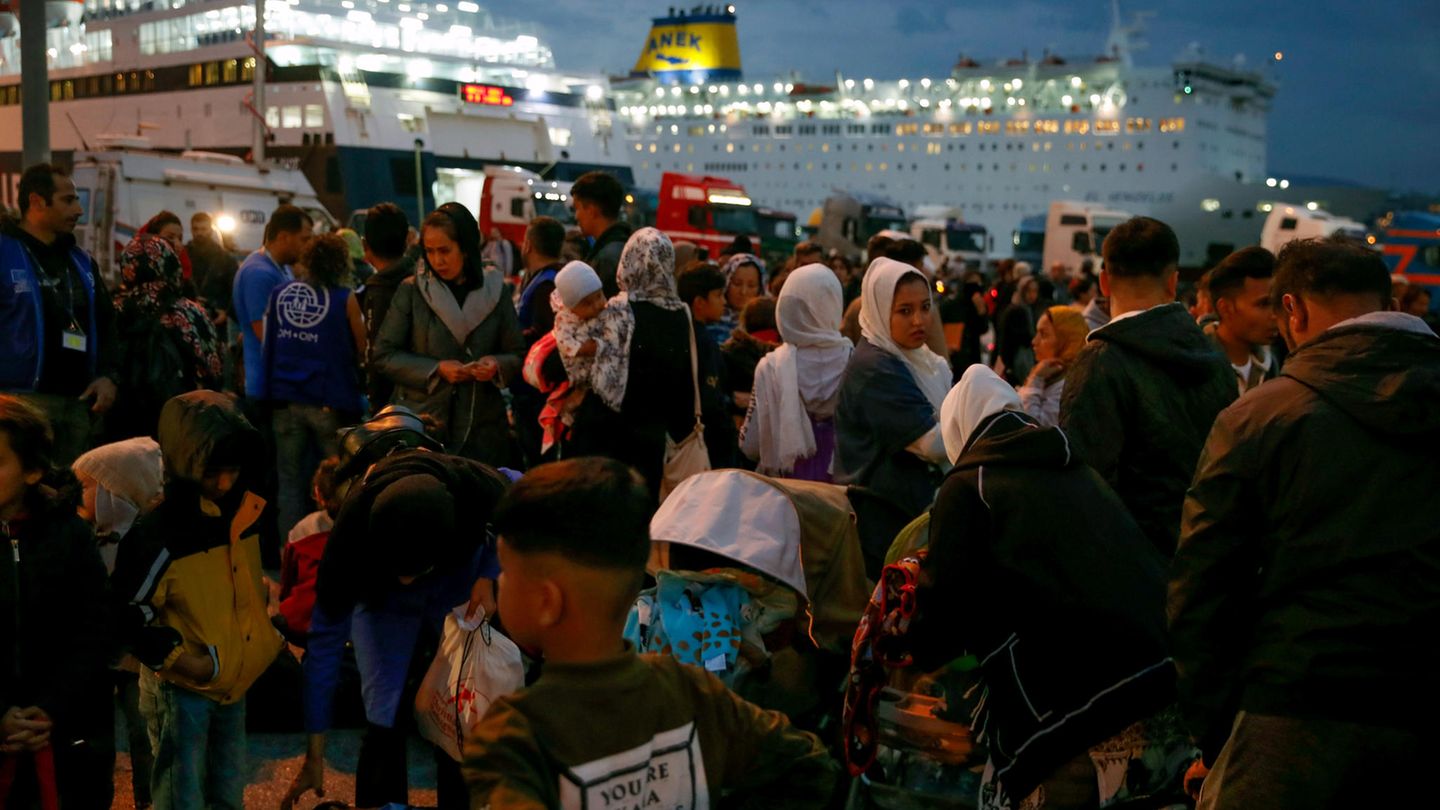 Migranten kommen von der Insel Lesbos am Hafen von Piräus bei Athen an