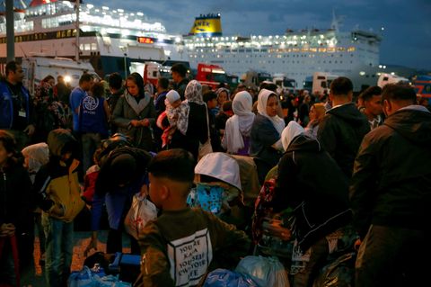 Migranten kommen von der Insel Lesbos am Hafen von Piräus bei Athen an