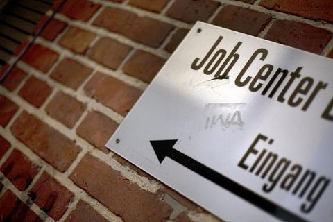 Das Schild eines Jobcenters in Berlin