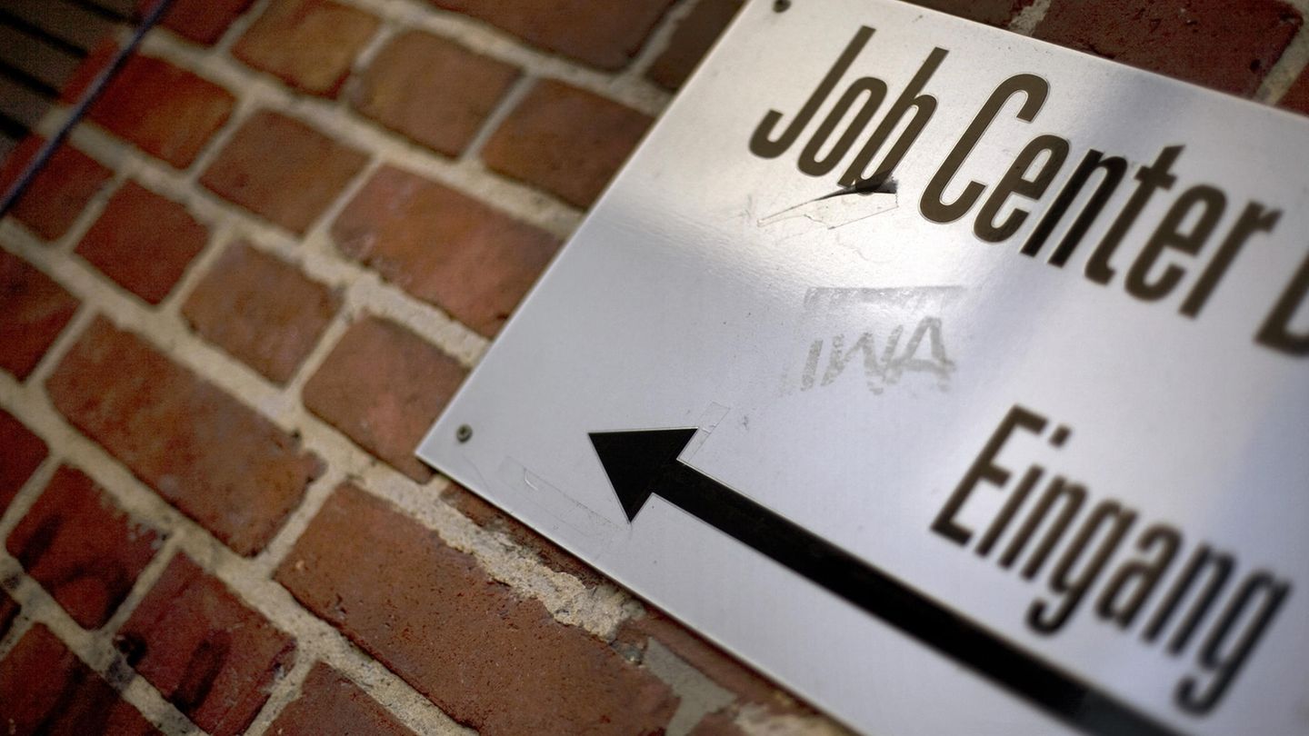 Das Schild eines Jobcenters in Berlin