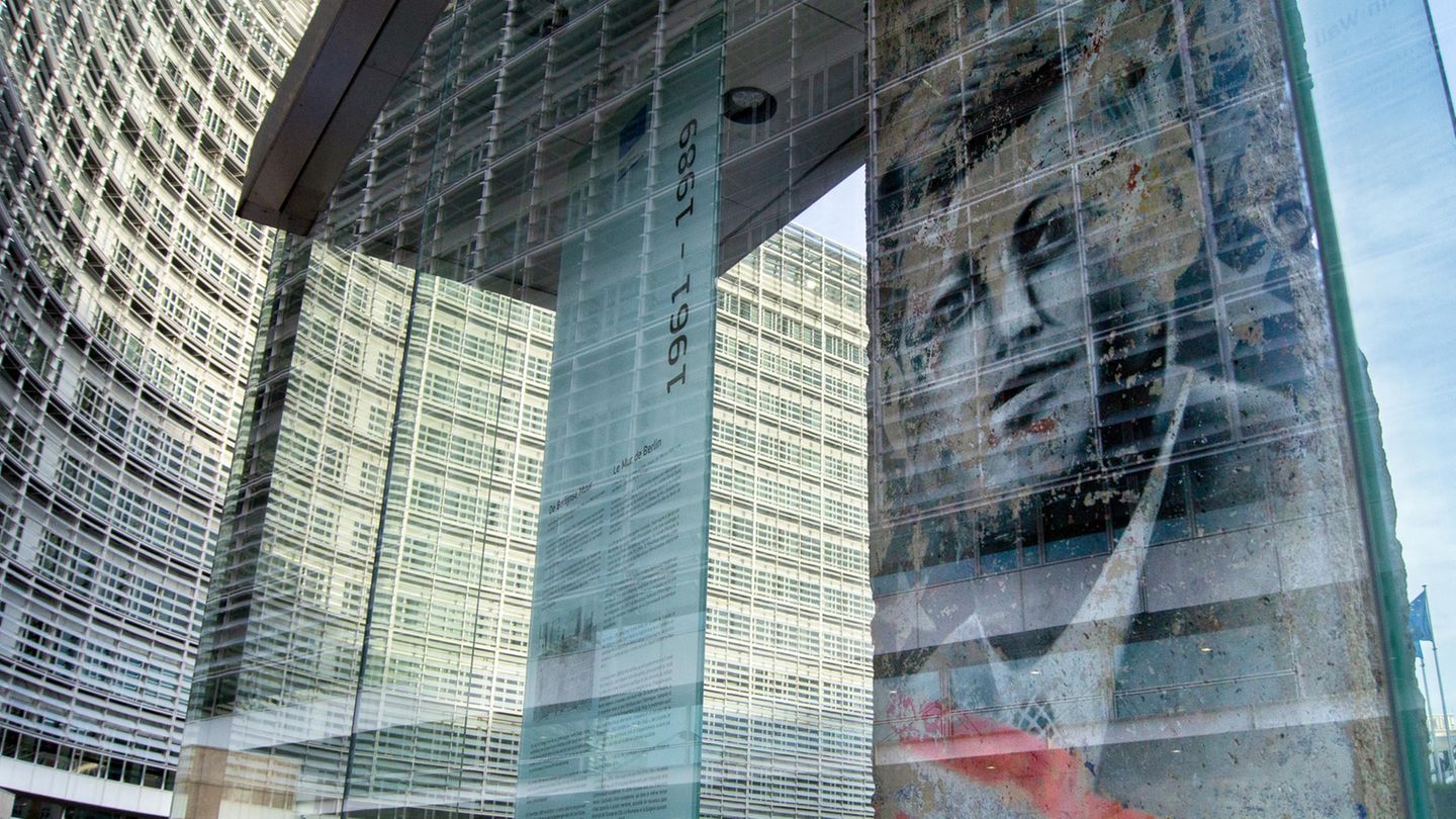 Brüssel, Belgien: Der Mauerfall steht auch für das Zusammenwachsen Europas - und Europa bzw. die EU ist in Brüssel zu Hause. Das Mauerstück steht vor dem Gebäude der Europäischen Kommission. Darauf prangt ein Porträt des ehemaligen US-Präsidenten John F. Kennedy.