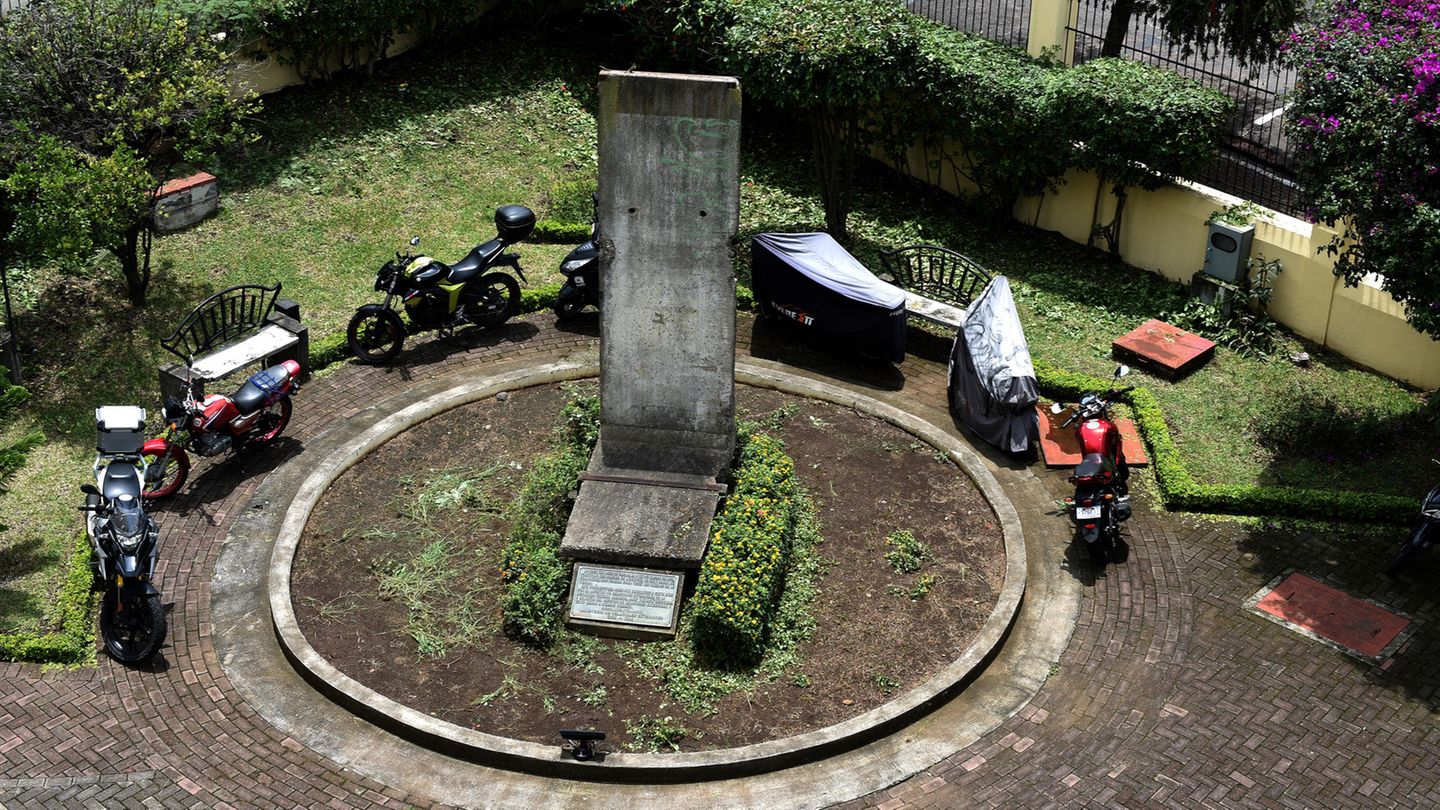 Costa Rica: Ein Berliner-Mauer-Stück steht in den Gärten der Chancellery.