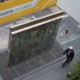 La Defense, Frankreich: Ein Stück der Berliner Mauer im Geschäftsviertel La Defense, einem modernen Hochhausviertel westlich von Paris, die als Europas größte Bürostadt gilt.